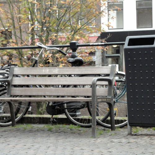 Buitenafvalbak Bima L 11 Anti aanplakbobbels en of een anti-graffitticoating behoren ook tot de mogelijkheden van afvalbak Bima L